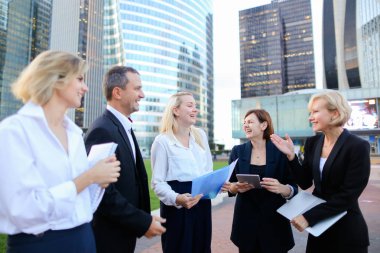La Defense Paris w konuşurken iş organizasyonu çalışanları