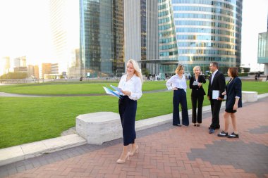 Belge durumda kameraya bakarak yüz Sekreter kapatın