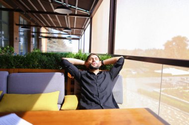 Kağıtları sıralama ve dizüstü bilgisayar kapağının kapatılması çevirmen.