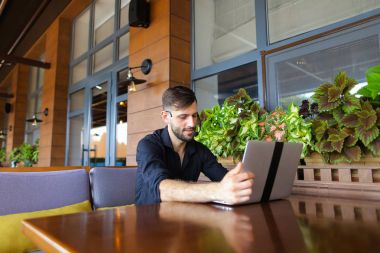 İstemci için örümcek ağı fotoğraf makinesi ve microp ile konuşurken Internet Danışmanı