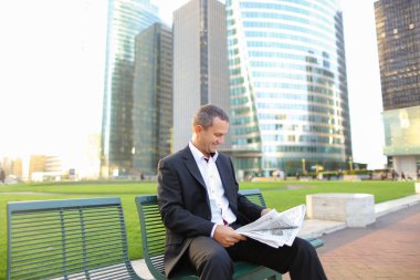 Ferah erkek Yöneticisi dışında gazete okuma  .