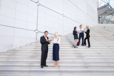 Mali takım tablet, dava ve konuşma merdivenlerden aşağı gidiyor