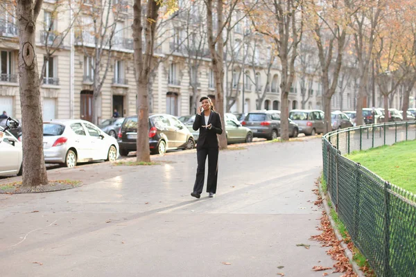 Administrator podróży doradztwo wycieczki na smartfonie w parku. — Zdjęcie stockowe