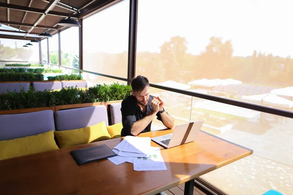 Freelance tekstschrijver herschrijven tekst op laptop aan café tafel. — Stockfoto