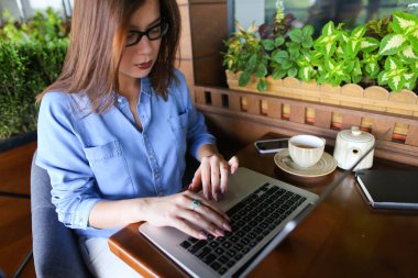 Laptop yanında kafede arkadaşlarınızla sohbet öğrenci.