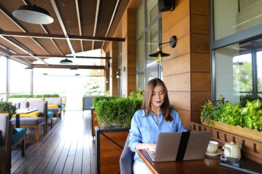 Laptop yanında kafede arkadaşlarınızla sohbet öğrenci.