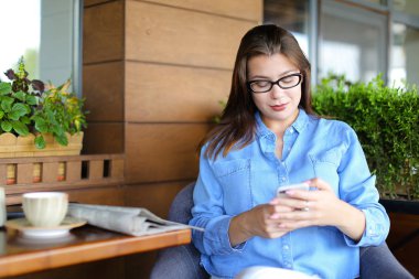 Eller yukarı uzun çivi smartphone vasıl café du tarama ile yakın