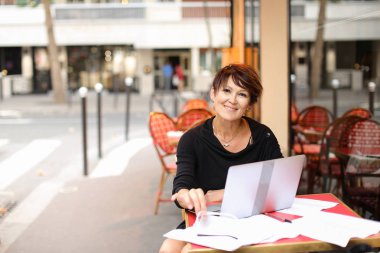 yaşlı kadın yazar yeni çalışma içinde laptop rezervasyon yaptırın ve var