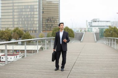Avukat adam akıllı kullanarak istemci için bekleyen iş elbiseleri
