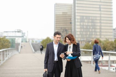 İş erkek ve kadın ex - sınıf kazara st üzerinde bir araya geldi