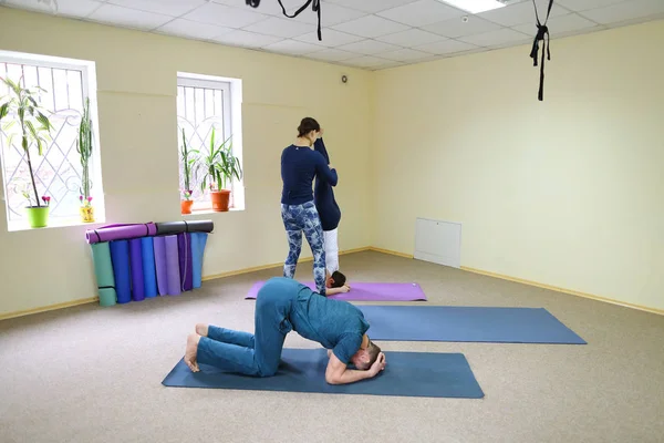 Três jovens fazendo ioga no estúdio de fitness . — Fotografia de Stock