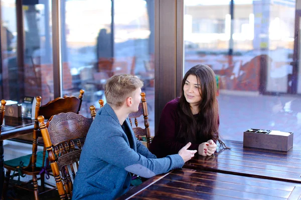 軽食堂手を繋いでいるカップル座って、新しい議論 — ストック写真