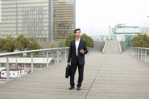 Abogado hombre en ropa de negocios esperando al cliente usando smart — Foto de Stock