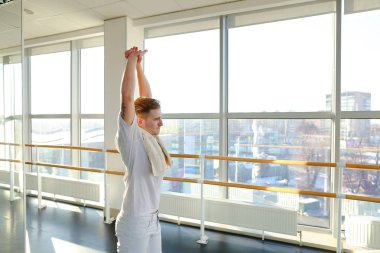 CEO'su BT-şirkette iş smartphon üzerinde tartışırken spor giyim