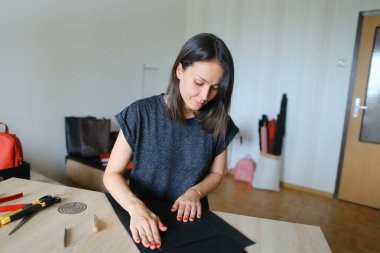 Satış Müdürü üretilen çanta listesini yapmak.