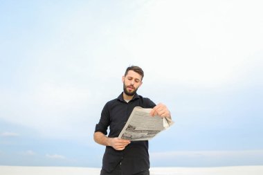 Doktor okuma gazete kırsal kesimde.