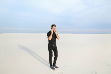 Koca sahil sm yürüyüş karısı ile smartphone üzerinde konuşma