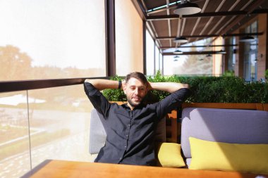 Kağıtları sıralama ve dizüstü bilgisayar kapağının kapatılması çevirmen.