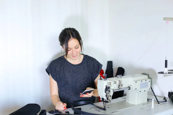 Seamstress sewing belt using sewing machine. — Stock Photo, Image