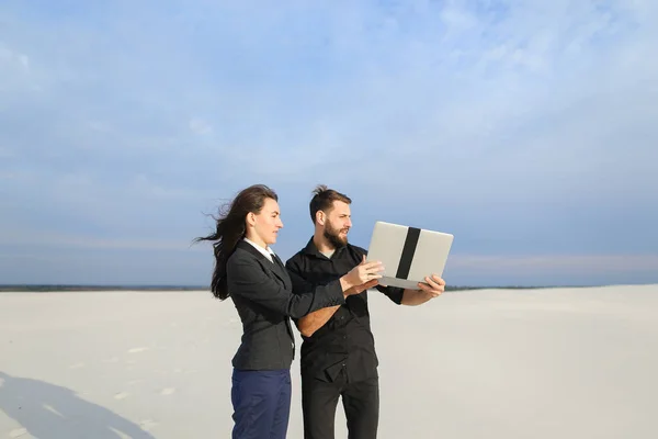 Дівчина і хлопець у відрядженні, використовуючи ноутбук для виконання — стокове фото