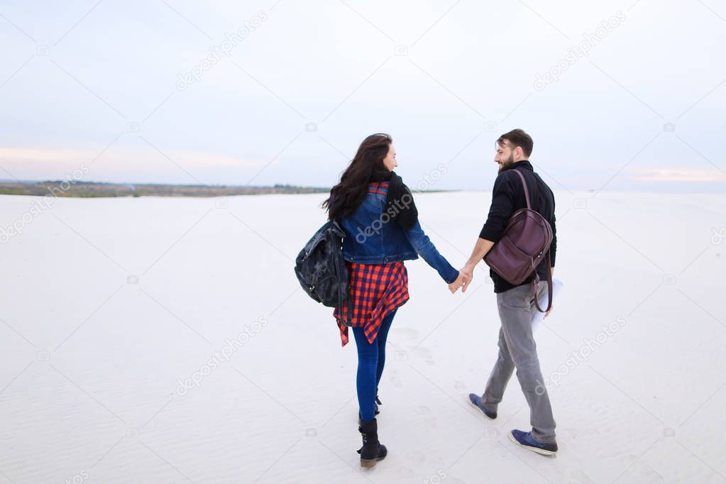 girlfriend and boyfriend holding hands go to joint photoshoo