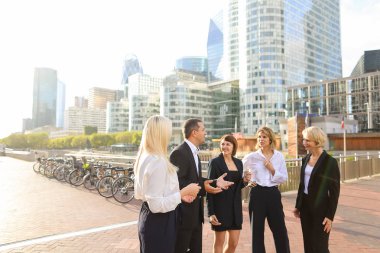 Mali ekip üyeleri ile konuşurken boos La savunma Paris'te.