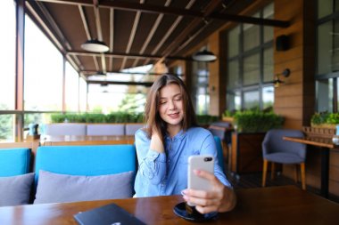 Çekici kız selfie smartphone ile kahve yapma  .