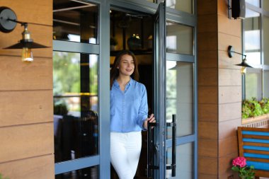 Kafe bırakarak, smartphone ile konuşmak ve taksi durdurma genç kız