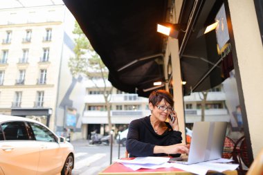 Kadın muhasebeci modern dizüstü bilgisayarda uzaktan çalışma.