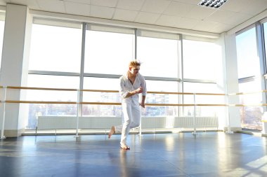 Beyaz takım elbiseli tespit ve stüdyoda çılgın adam.