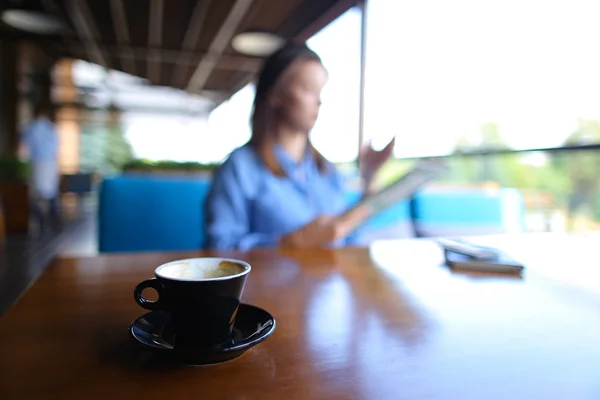 Hübsche Frau liest Speisekarte im Restaurant mit Nahaufnahme  . — Stockfoto