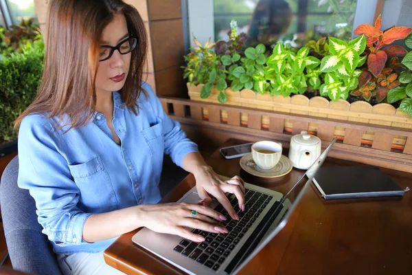 Estudante conversando por laptop com amigos no café . — Fotografia de Stock