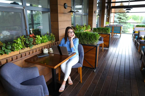 Chica encantadora bebiendo té en el restaurante   . — Foto de Stock