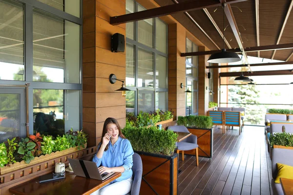 Chica encantadora bebiendo té en el restaurante   . — Foto de Stock