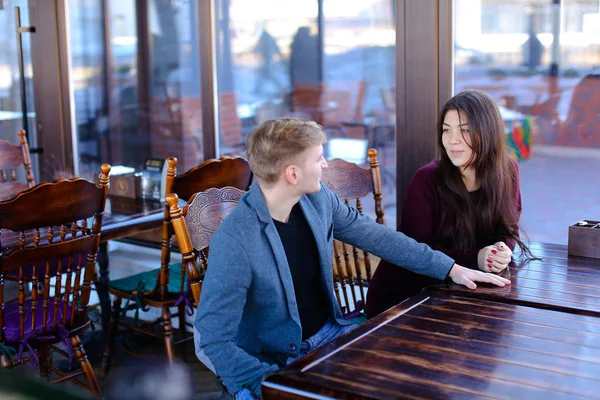 Novio y novia a la espera de orden en la cafetería y remember — Foto de Stock
