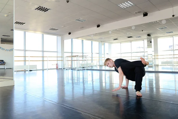 Entrenador de baile sentado sobre cuerda con inclinaciones hacia adelante . — Foto de Stock