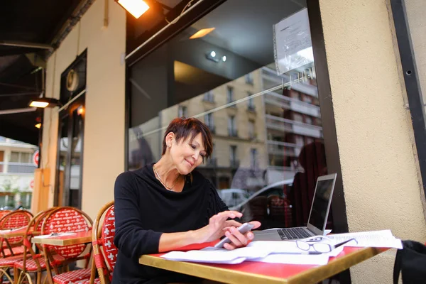yaşlı kadın öğretmen dizüstü bilgisayar ve WRI açık hava çalışma