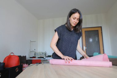 öğretmen öğrencilerin nasıl deriyle çalışmayı gösteren.