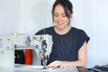 iş smartphone kullanarak patron ile tartışırken terzi.