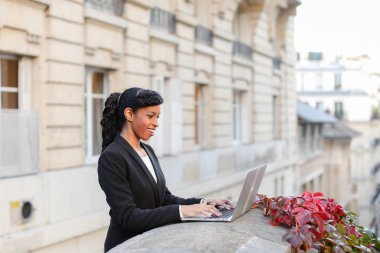 Afro Amerikan Yöneticisi balkonda laptop ile çalışma.