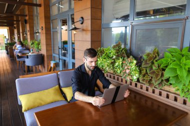 İstemci için örümcek ağı fotoğraf makinesi ve microp ile konuşurken Internet Danışmanı