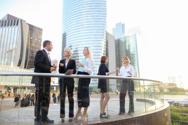 Mutlu iş ekip üyeleri dışında konuşan  .