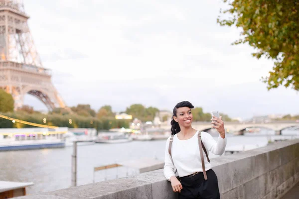 Hezká žena stojící na ulici nedaleko Eiffelovky a m — Stock fotografie