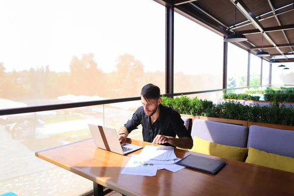 Freelance tekstschrijver herschrijven tekst op laptop aan café tafel. — Stockfoto