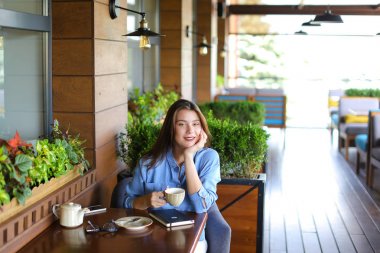 Laptop yanında kafede arkadaşlarınızla sohbet öğrenci.