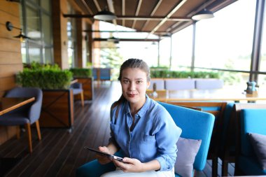 Güzel kız café'de tablet ile çalışma.