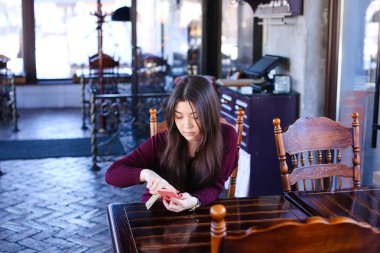 Kafede smartphone kullanarak testleri kontrol öğretmen