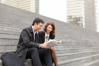 şirket ile ilgili mühendisler erkek ve dişi okuma madde