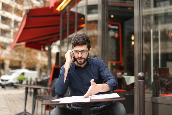 Analista financeiro sentado com tablet na mesa do café e descansando . — Fotografia de Stock