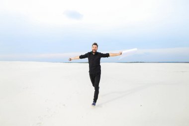 kimyacı erkek ıssız pla sevinç için atlama smartphone ile